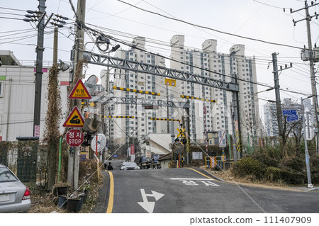 A railroad crossing that was also a filming location for a drama. 111407909