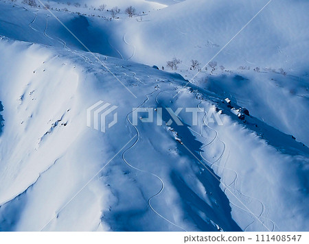 冬天的白馬村,白雪皚皚的北阿爾卑斯山,野外滑雪線痕跡 冬天的白馬村,白雪皚皚的北阿爾卑斯山,野外滑雪線痕跡 111408547