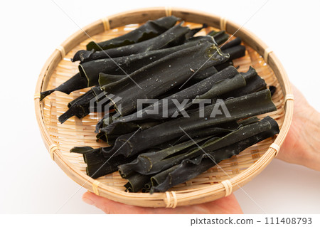 拿著海帶根的女人的手 111408793