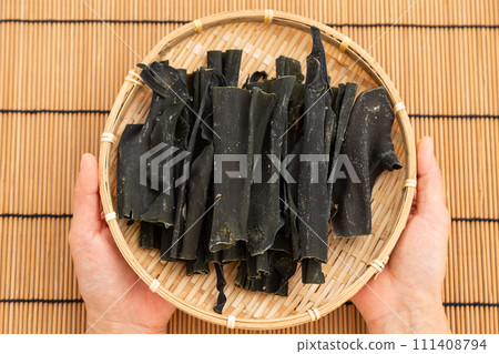 拿著海帶根的女人的手 拿著海帶根的女人的手 111408794