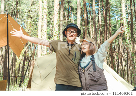 亞洲男女露營者情侶露營（豪華露營地） 111409301