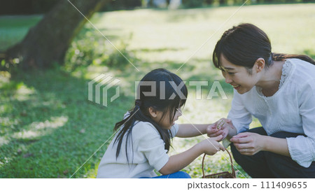 父母和小孩 親子 女生 111409655