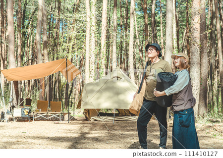 亞洲情侶露營者在露營地（豪華露營/森林營地）攜帶睡袋和行李 111410127