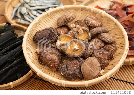 Kelp root, dried sardines, dried shiitake mushrooms, and thickly shaved bonito flakes 111411098