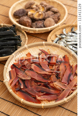 Kelp root, dried sardines, dried shiitake mushrooms, and thickly shaved bonito flakes 111411129