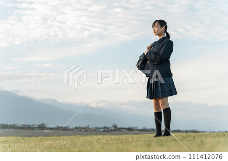 Junior high school/high school girls/high school girls in uniforms (serious) 111412076