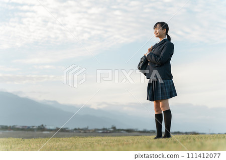 Junior high school/high school girls/high school girls in uniforms (smiling) 111412077