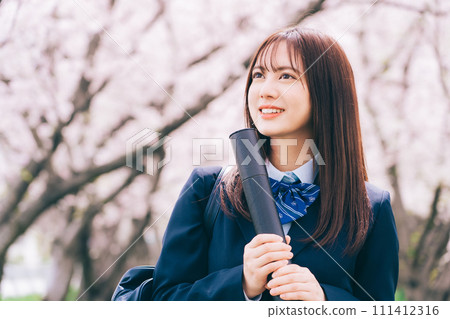High school student (high school girl) looking up at the cherry blossoms and holding a diploma 111412316