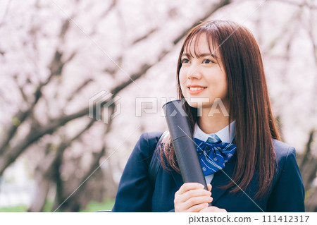 高中生(女高中生)仰望櫻花,拿著畢業證書 高中生(女高中生)仰望櫻花,拿著畢業證書 111412317