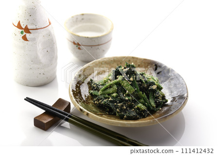 菠菜配芝麻醬和熱日本酒 菠菜配芝麻醬和熱日本酒 111412432