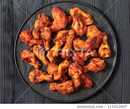 spicy crispy grilled chicken wings, top view spicy crispy grilled chicken wings, top view 111412607