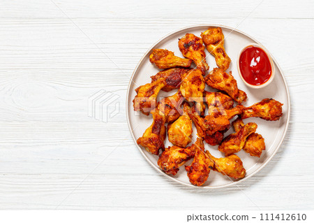 spicy crispy grilled chicken wings, top view spicy crispy grilled chicken wings, top view 111412610