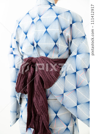 Back view and obi of middle-aged woman in yukata 111412917