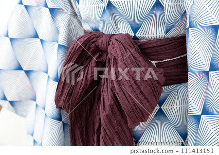 穿浴衣的中年婦女的背影和腰帶 穿浴衣的中年婦女的背影和腰帶 111413151