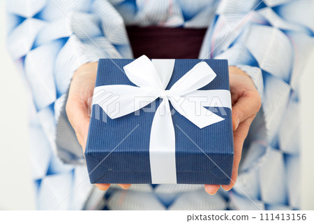 穿著浴衣、拿著禮物的女人的手 穿著浴衣、拿著禮物的女人的手 111413156