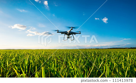 [AI生成圖像]農業無人機在清爽的藍天中飛行 111413978