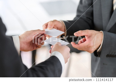 得心應手的商人交換名片 111414117