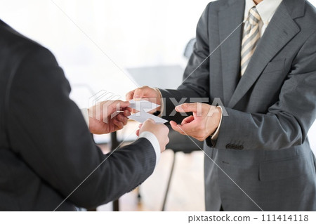 得心應手的商人交換名片 111414118