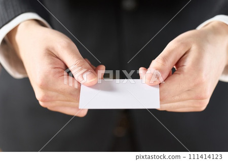 提出名片的商人的手 111414123
