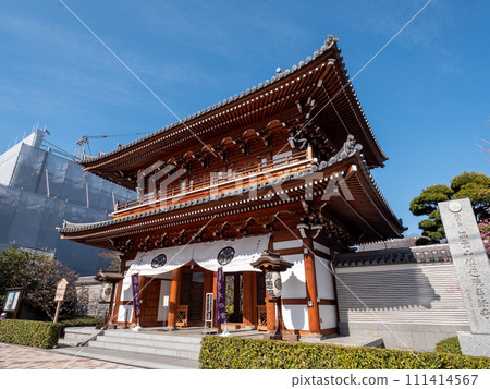 Blue skies in winter and the Sanmon gate of Dentsuin, Bunkyo-ku, Tokyo 111414567