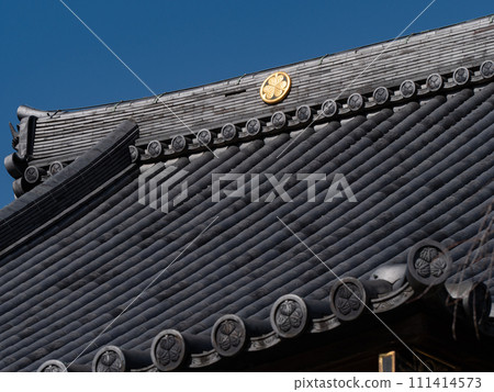 冬天的藍天和東京文京區電通院本堂的屋頂 111414573