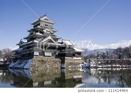 Matsumoto Castle on a sunny day in February 111414964