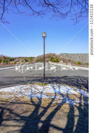 白雪皚皚的稻城中央公園鯨橋(東京都稻城市) 白雪皚皚的稻城中央公園鯨橋(東京都稻城市) 111415138