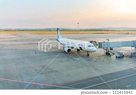 .The gate sleeve is docked to the aircraft. 111415841