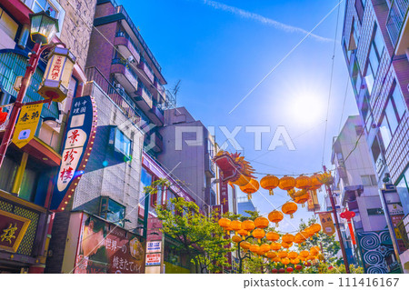 日本橫濱城市景觀2024橫濱唐人街與中國新年燈光。唐人街西門街一側的龍燈 = 2020年2月8日 111416167