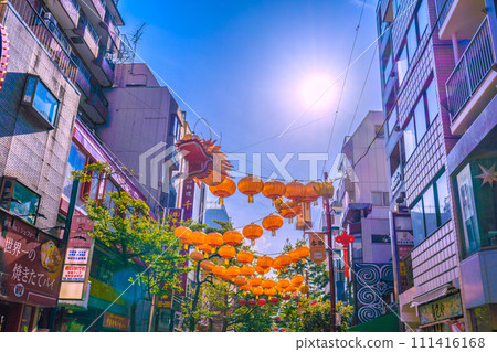 日本橫濱城市景觀2024橫濱唐人街與中國新年燈光。唐人街西門街一側的龍燈 = 2020年2月8日 日本橫濱城市景觀2024橫濱唐人街與中國新年燈光。唐人街西門街一側的龍燈 = 2020年2月8日 111416168
