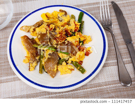 Tasty scrambled eggs with asparagus and mushrooms Tasty scrambled eggs with asparagus and mushrooms 111417457