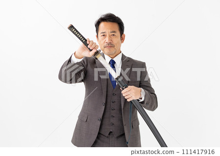 一個穿著西裝拿著劍的男人 111417916