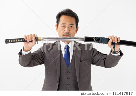 一個穿著西裝拿著劍的男人 111417917