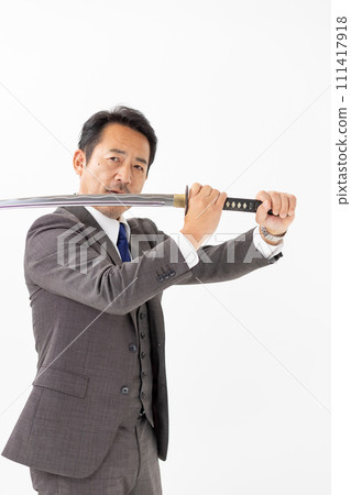 一個穿著西裝拿著劍的男人 111417918
