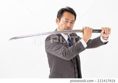 一個穿著西裝拿著劍的男人 111417919