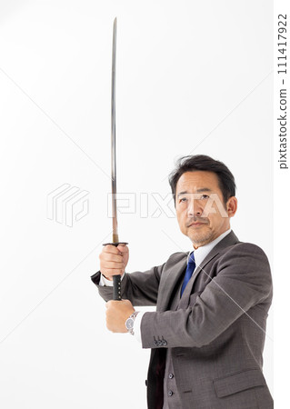 一個穿著西裝拿著劍的男人 111417922