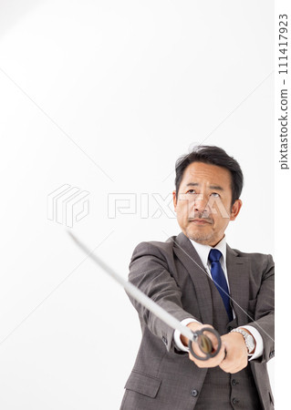 一個穿著西裝拿著劍的男人 111417923
