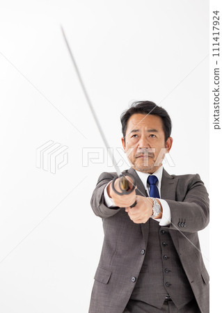 一個穿著西裝拿著劍的男人 111417924
