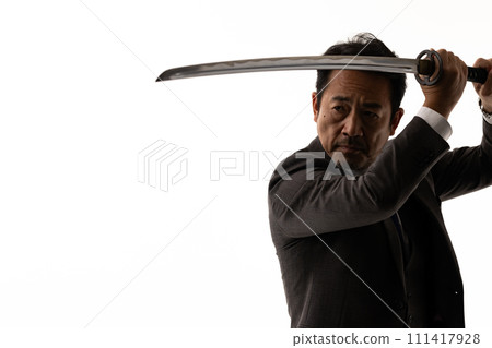 一個穿著西裝拿著劍的男人的剪影 111417928