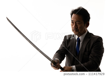 一個穿著西裝拿著劍的男人的剪影 111417929