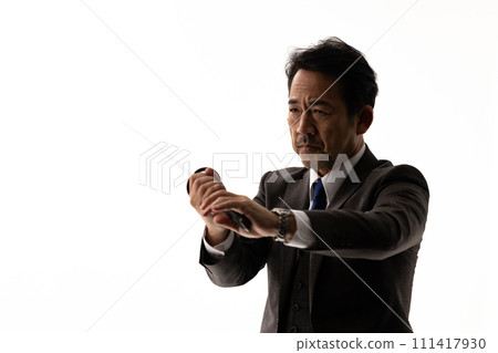 一個穿著西裝拿著劍的男人的剪影 111417930