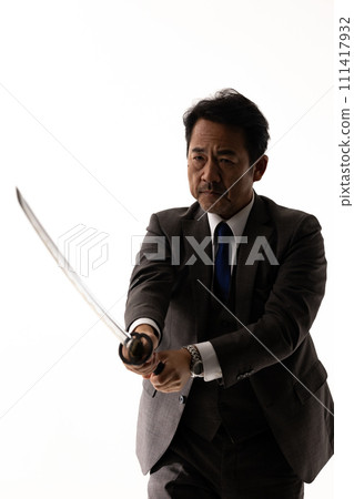 一個穿著西裝拿著劍的男人的剪影 111417932