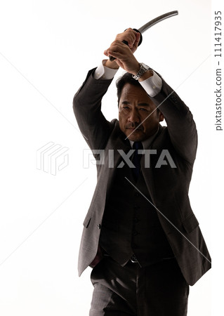 一個穿著西裝拿著劍的男人的剪影 111417935