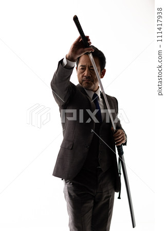 一個穿著西裝拿著劍的男人的剪影 111417938
