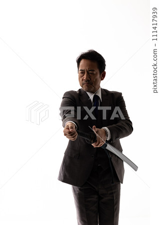 一個穿著西裝拿著劍的男人的剪影 111417939