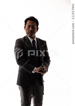 一個穿著西裝拿著劍的男人的剪影 111417941