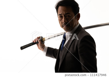 一個穿著西裝拿著劍的男人的剪影 111417946