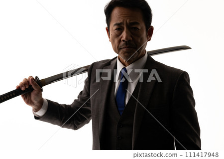 一個穿著西裝拿著劍的男人的剪影 111417948