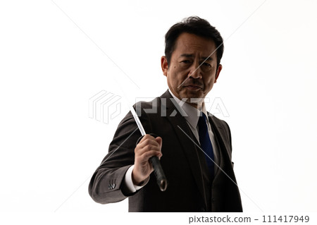 一個穿著西裝拿著劍的男人的剪影 111417949