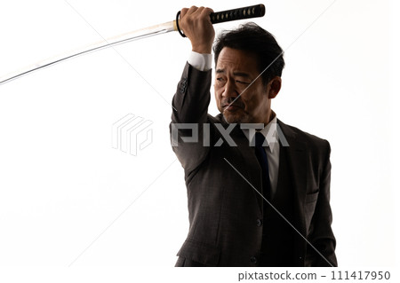 一個穿著西裝拿著劍的男人的剪影 111417950